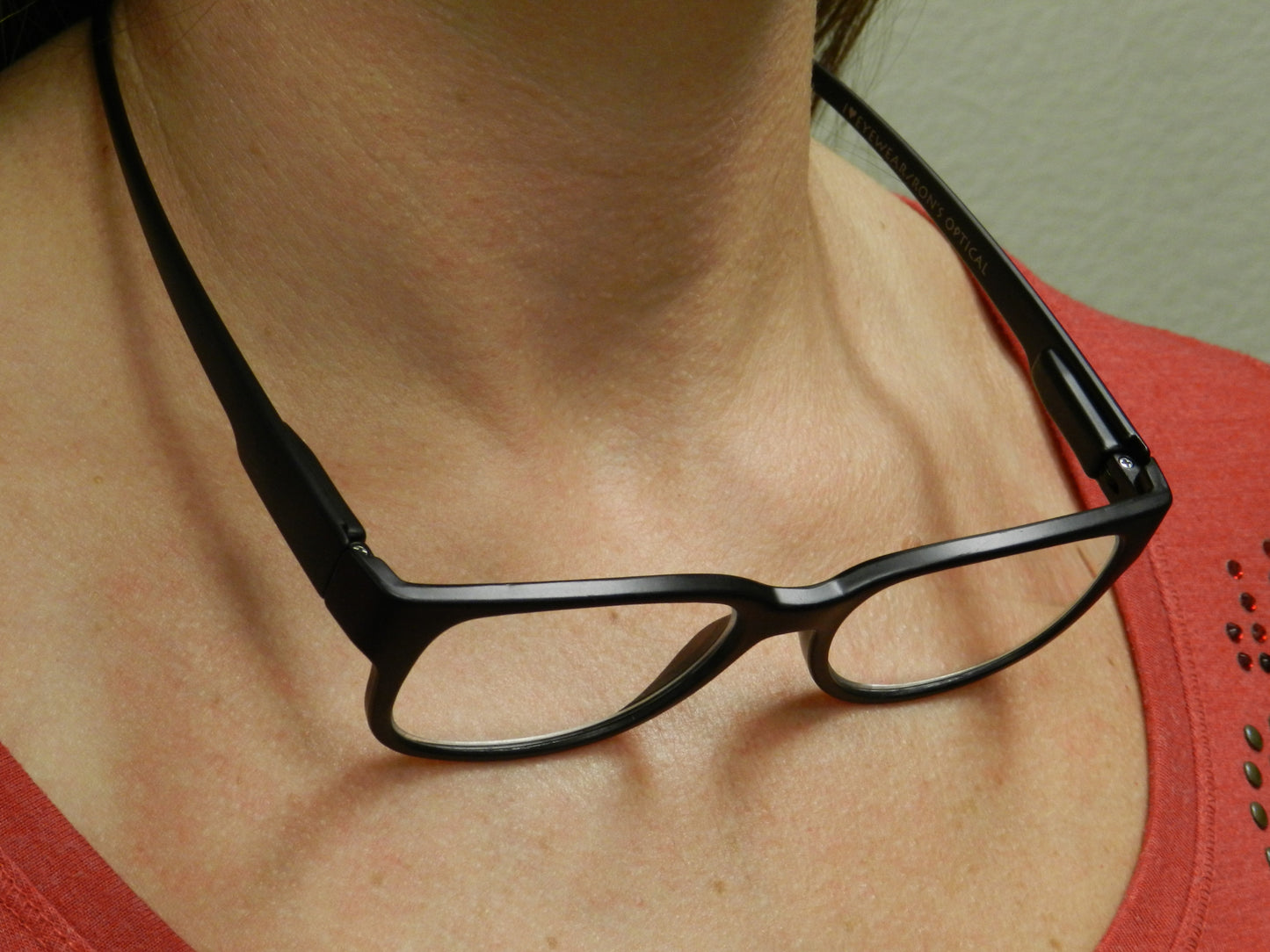 Divina Neck Hanging Reading Glasses      **Only Available in No Magnification**